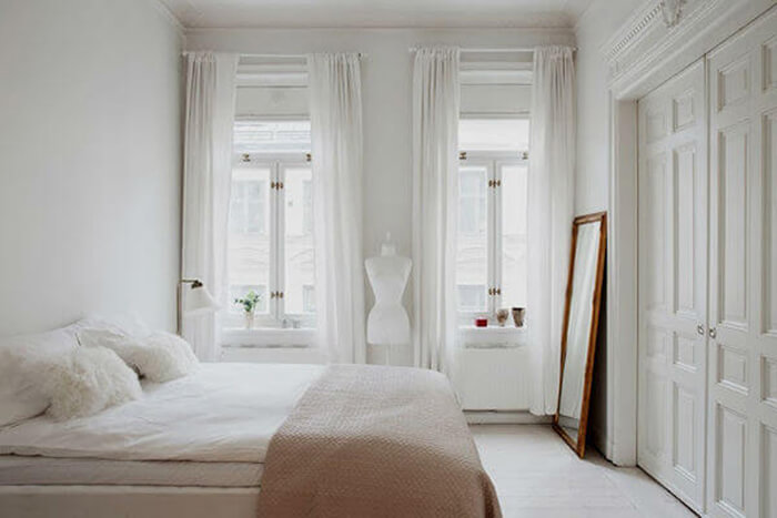 Скандинавский стиль спальня − Окна в спальне − Спальня в скандинавском стиле